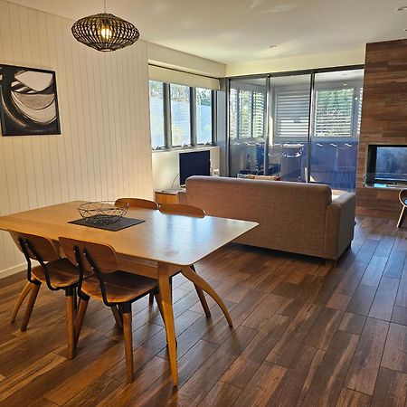 Altitude On Montville Extérieur photo A living room with a fireplace