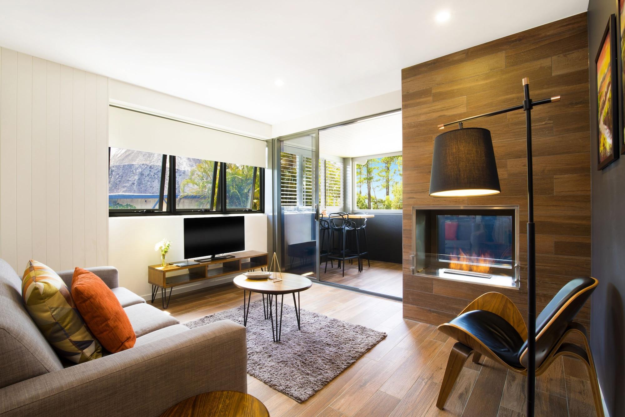 Altitude On Montville Extérieur photo A living room with a fireplace