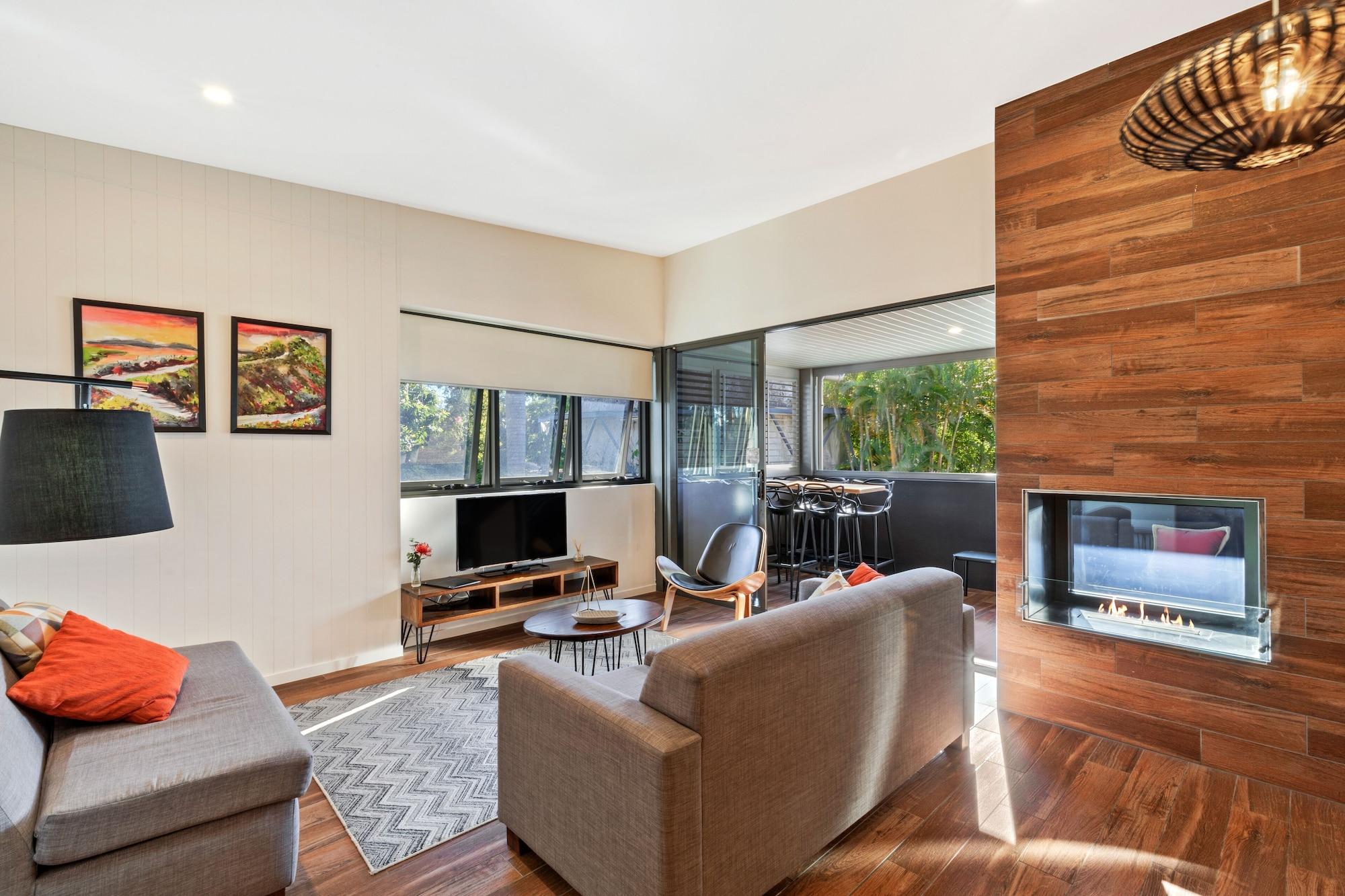 Altitude On Montville Extérieur photo A living room with a fireplace