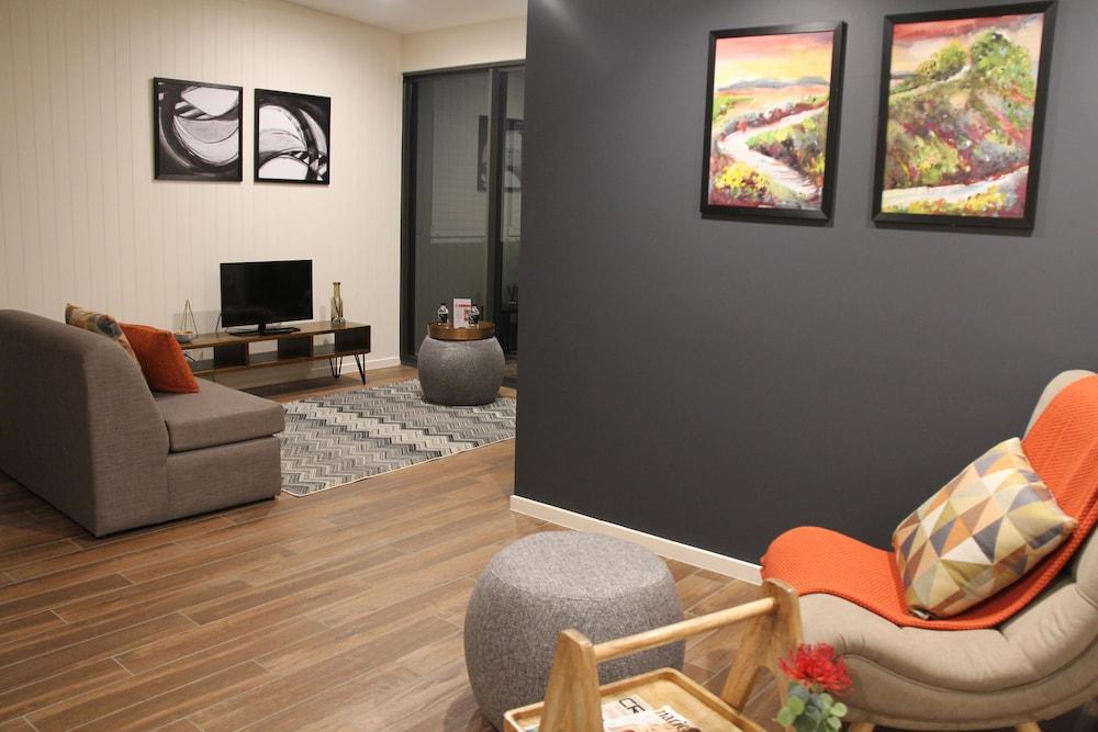 Altitude On Montville Extérieur photo A staged living room