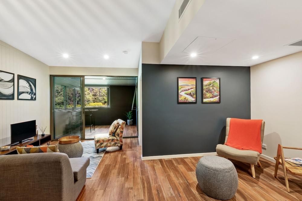 Altitude On Montville Extérieur photo A living room with a sliding door