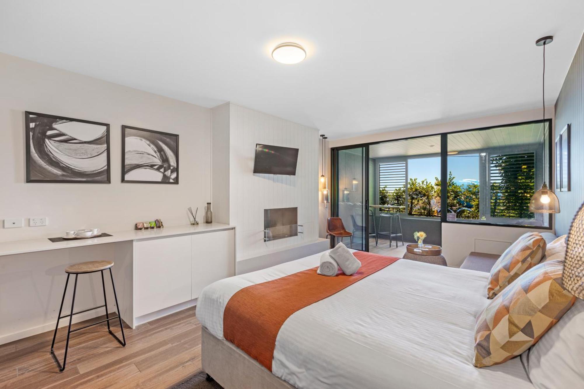 Altitude On Montville Extérieur photo A bedroom at the Mantra on Lake