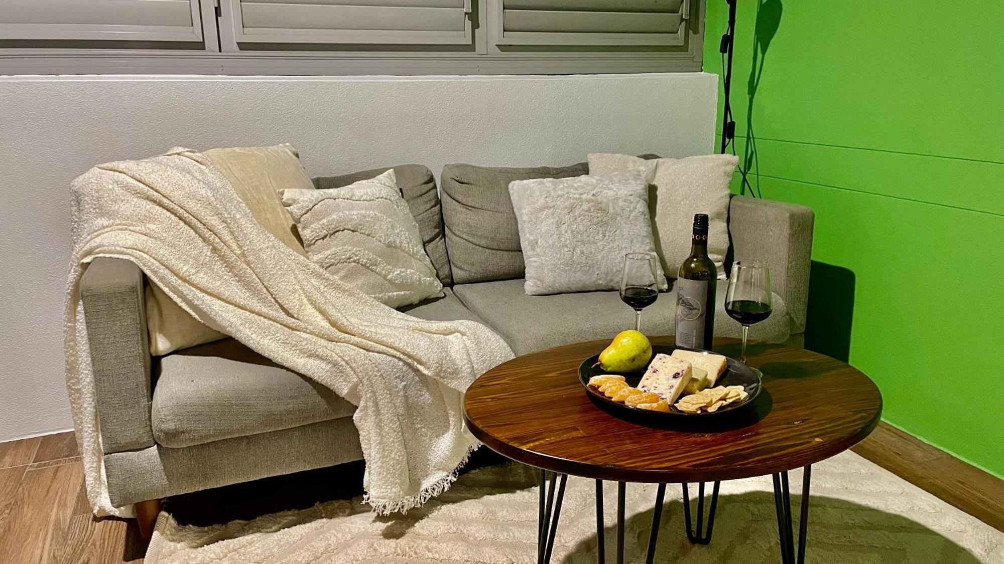 Altitude On Montville Chambre photo A throw on a sofa