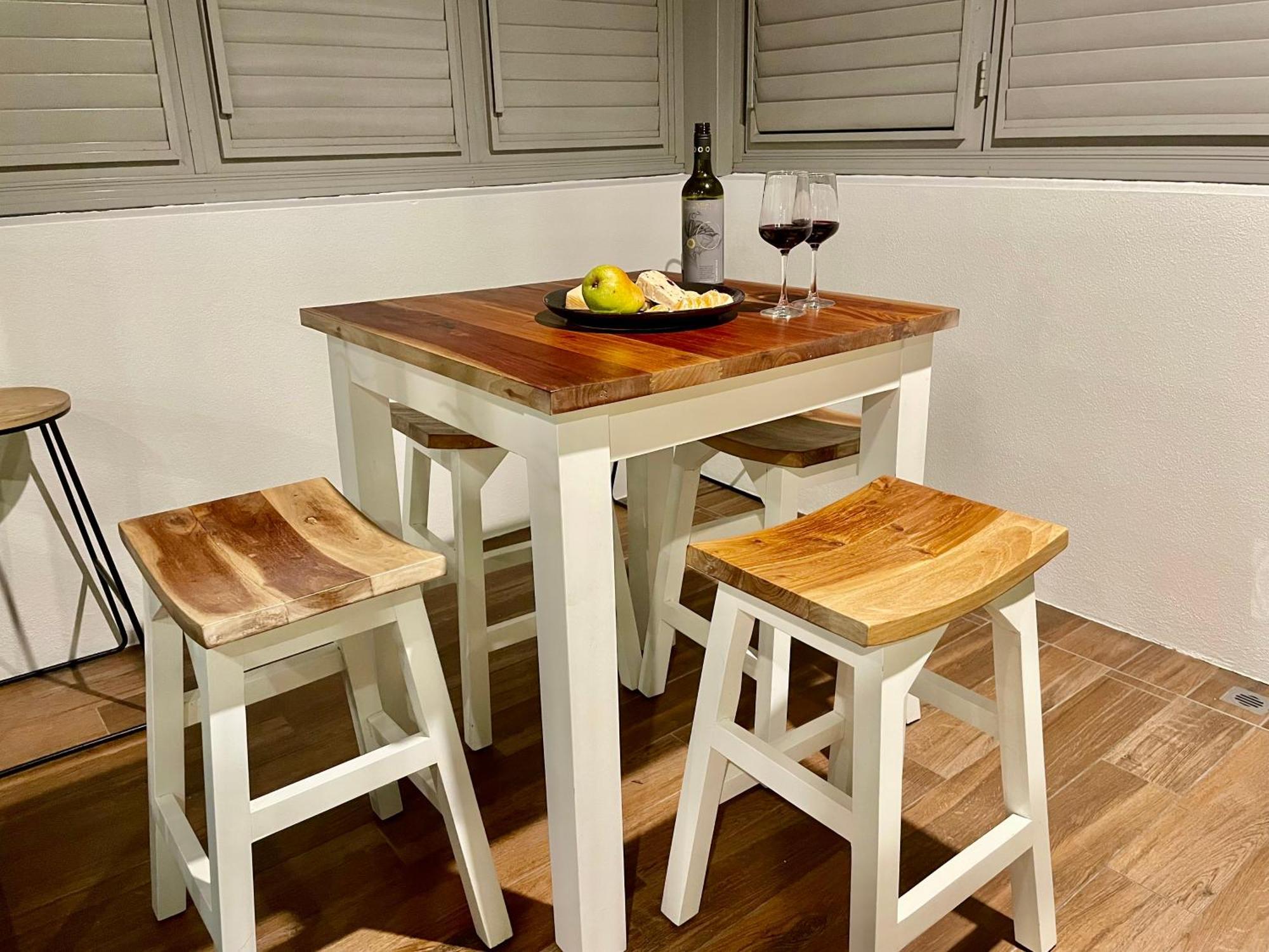 Altitude On Montville Chambre photo A bar table with bar stools