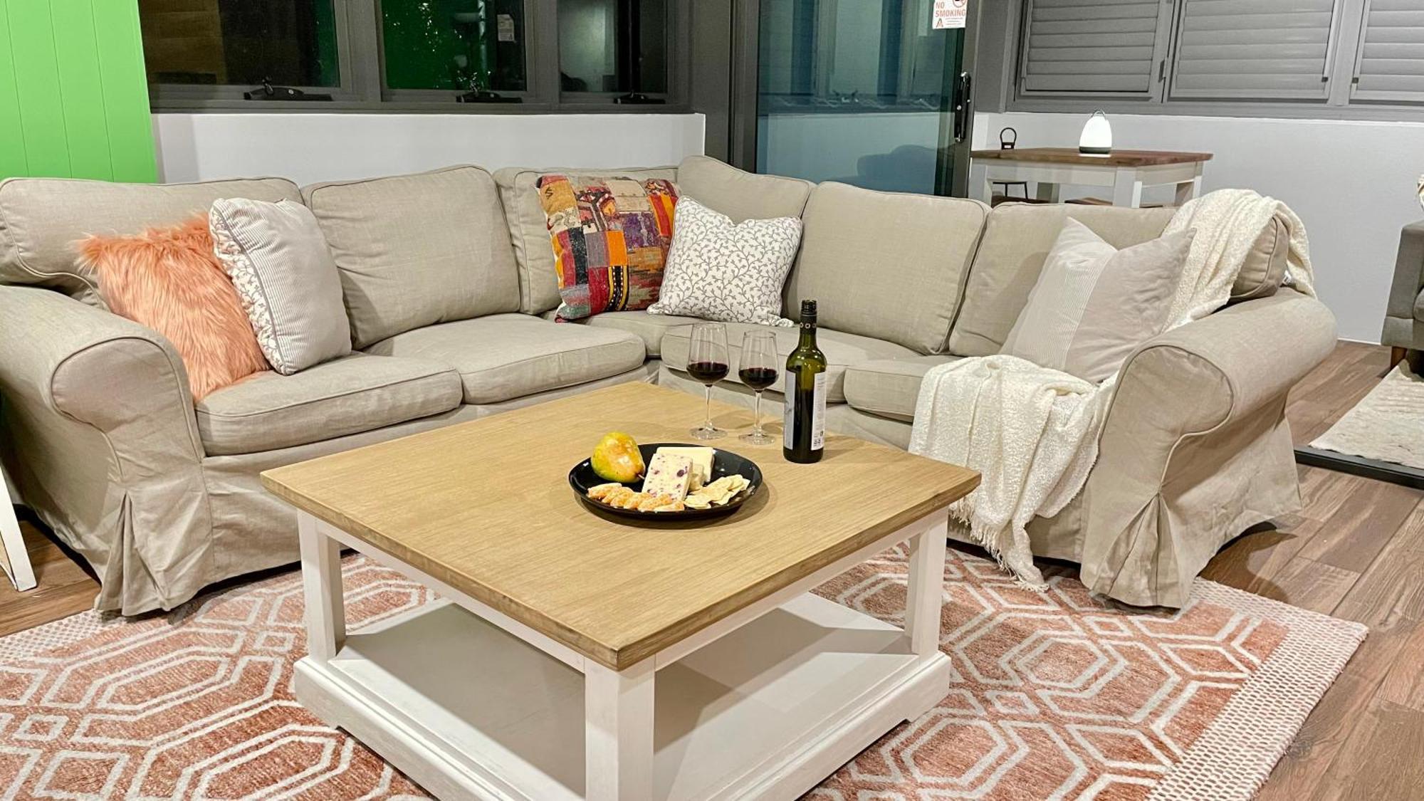 Altitude On Montville Chambre photo A coffee table in a living room