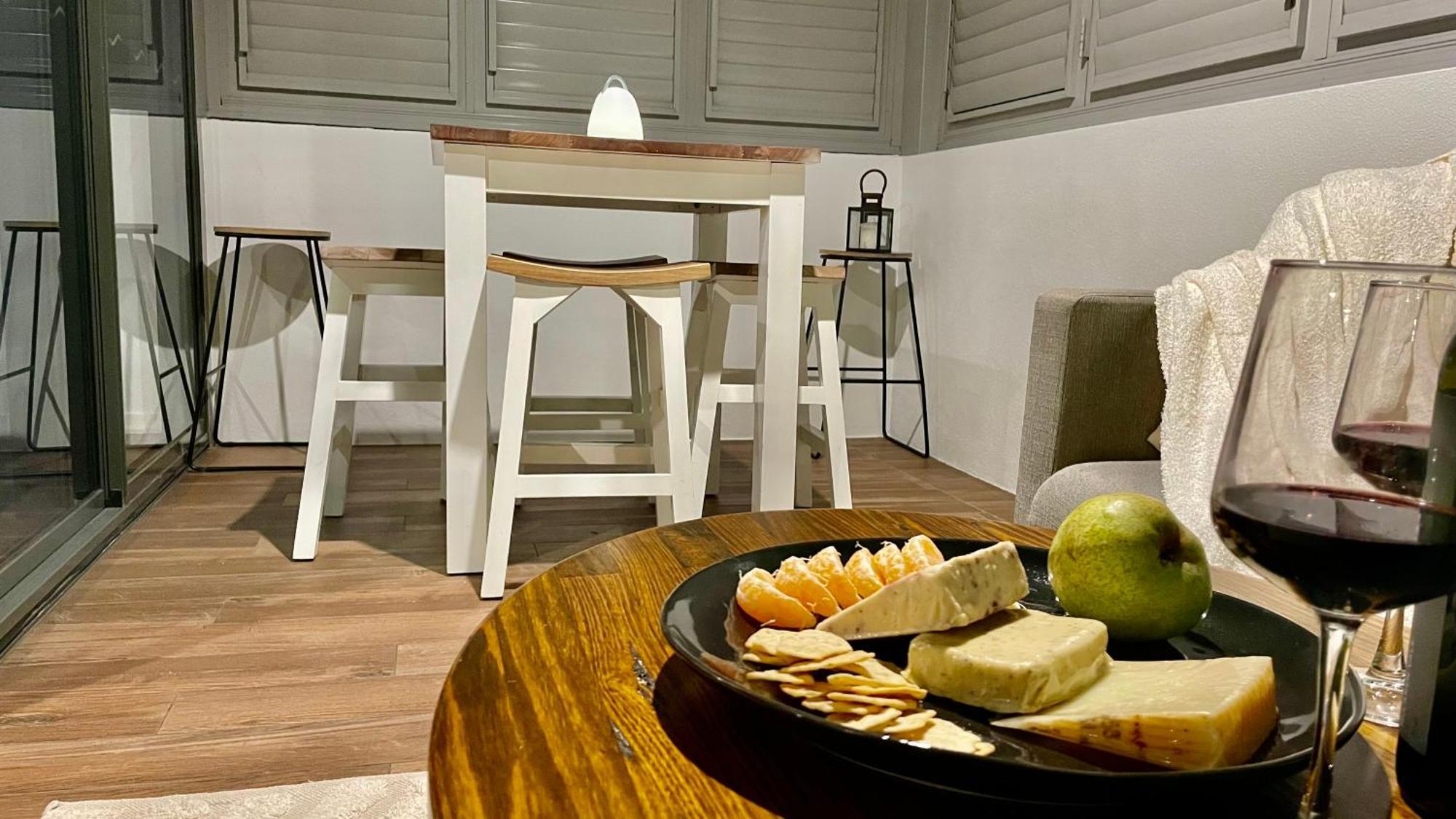 Altitude On Montville Chambre photo A kitchen with a breakfast bar
