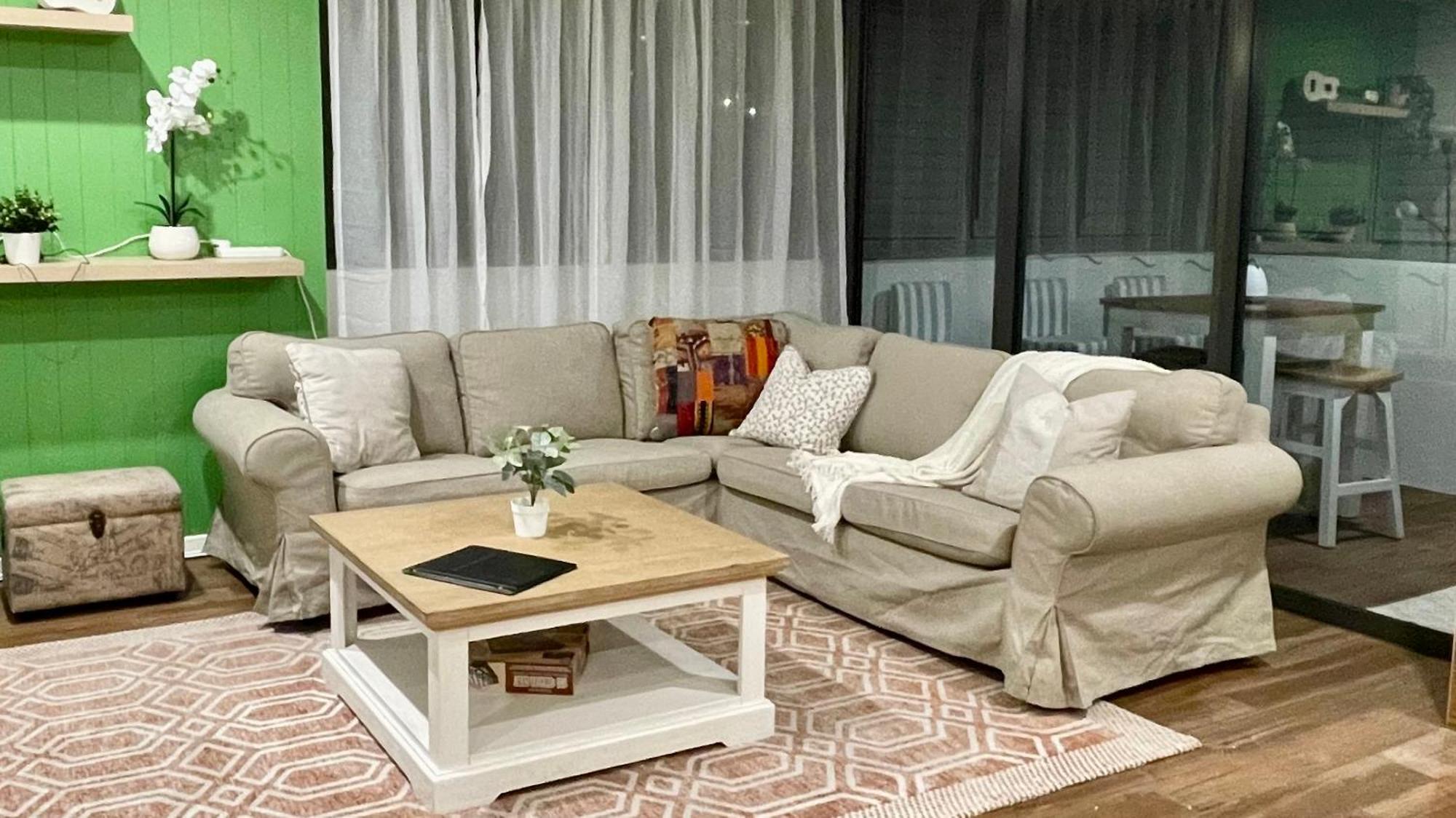 Altitude On Montville Chambre photo A living room with a sofa and a coffee table