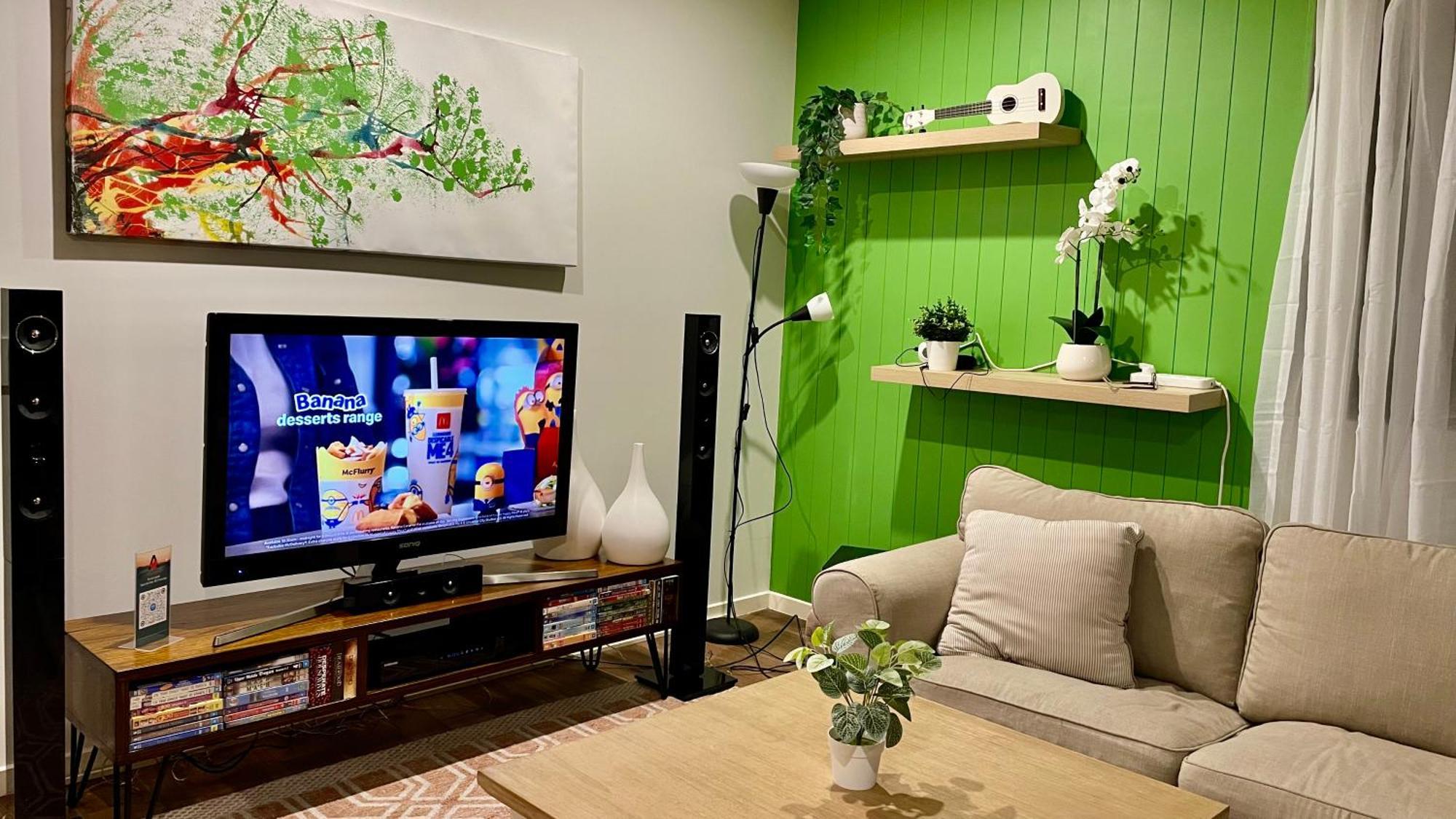 Altitude On Montville Chambre photo A living room with a television