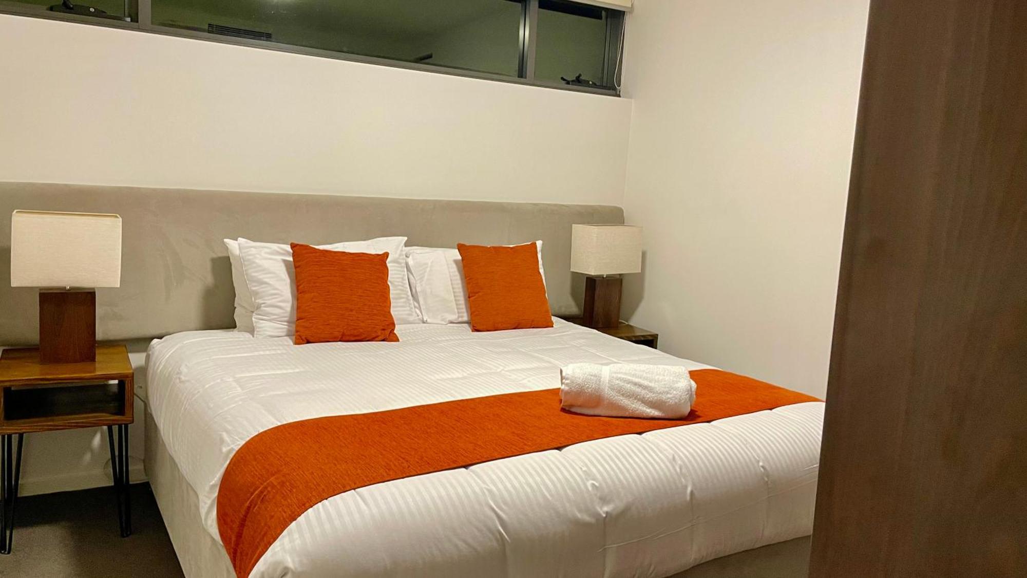 Altitude On Montville Extérieur photo A bed with a bed runner
