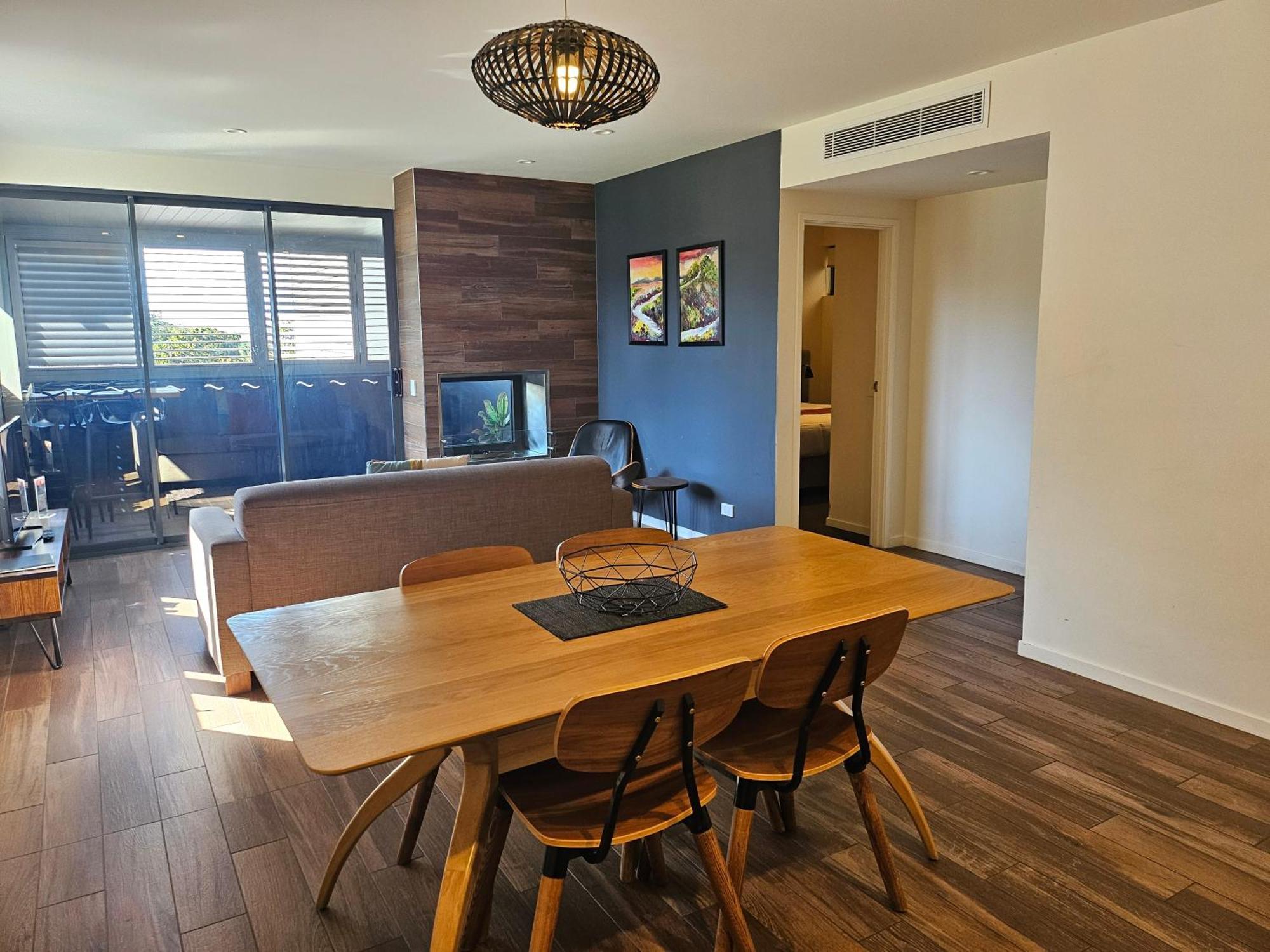 Altitude On Montville Extérieur photo A living room in a typical apartment at the complex