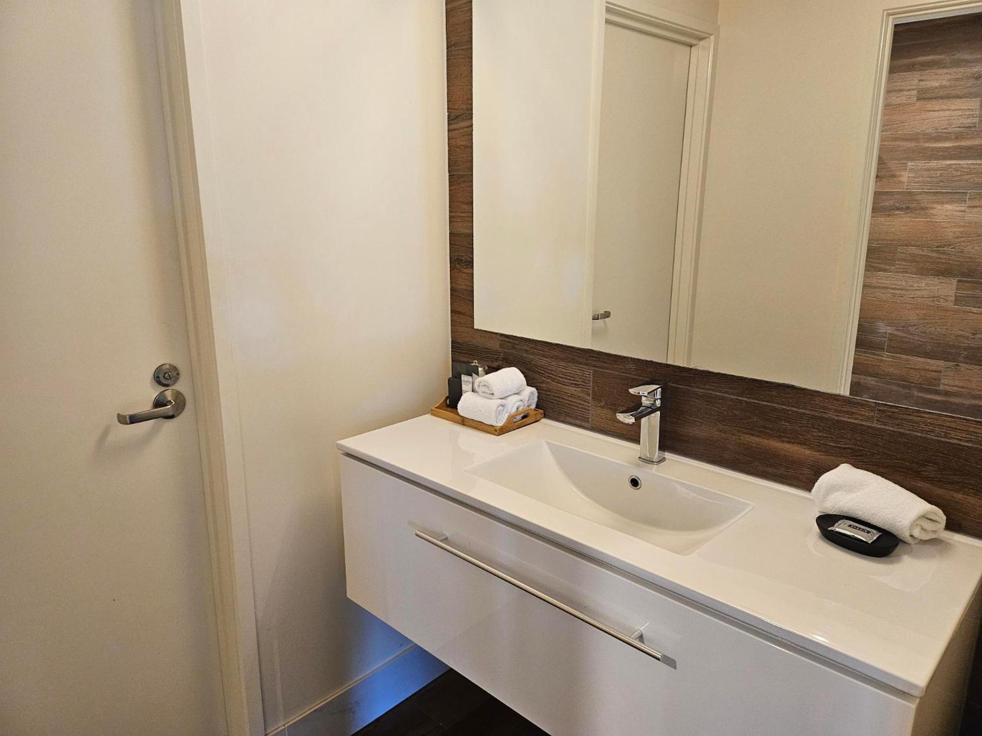 Altitude On Montville Extérieur photo Bathroom