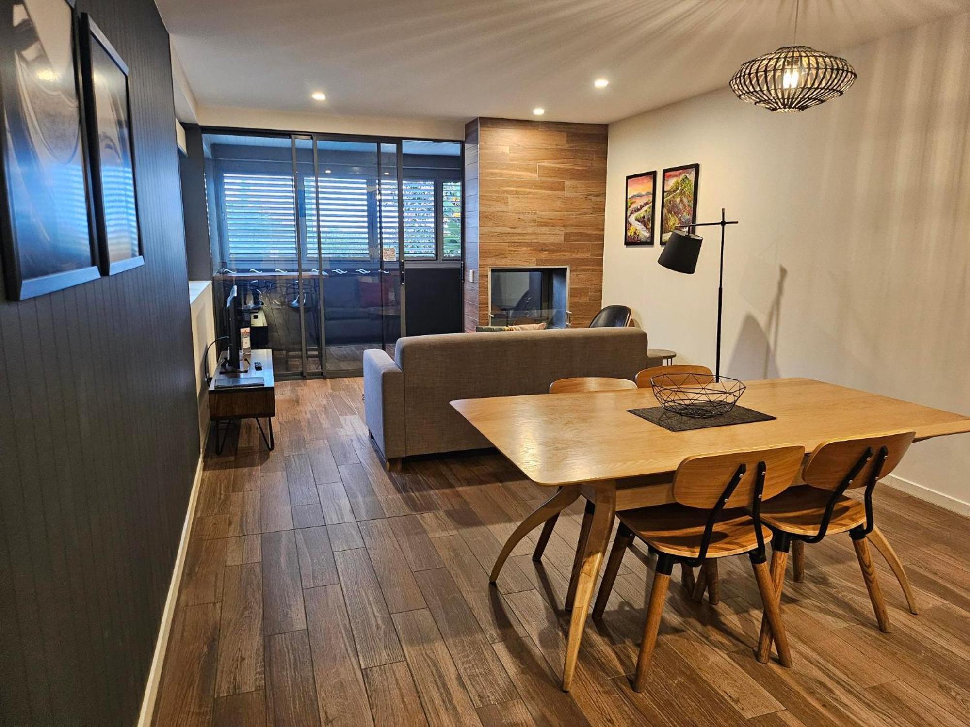 Altitude On Montville Chambre photo A living room in a typical apartment at the complex