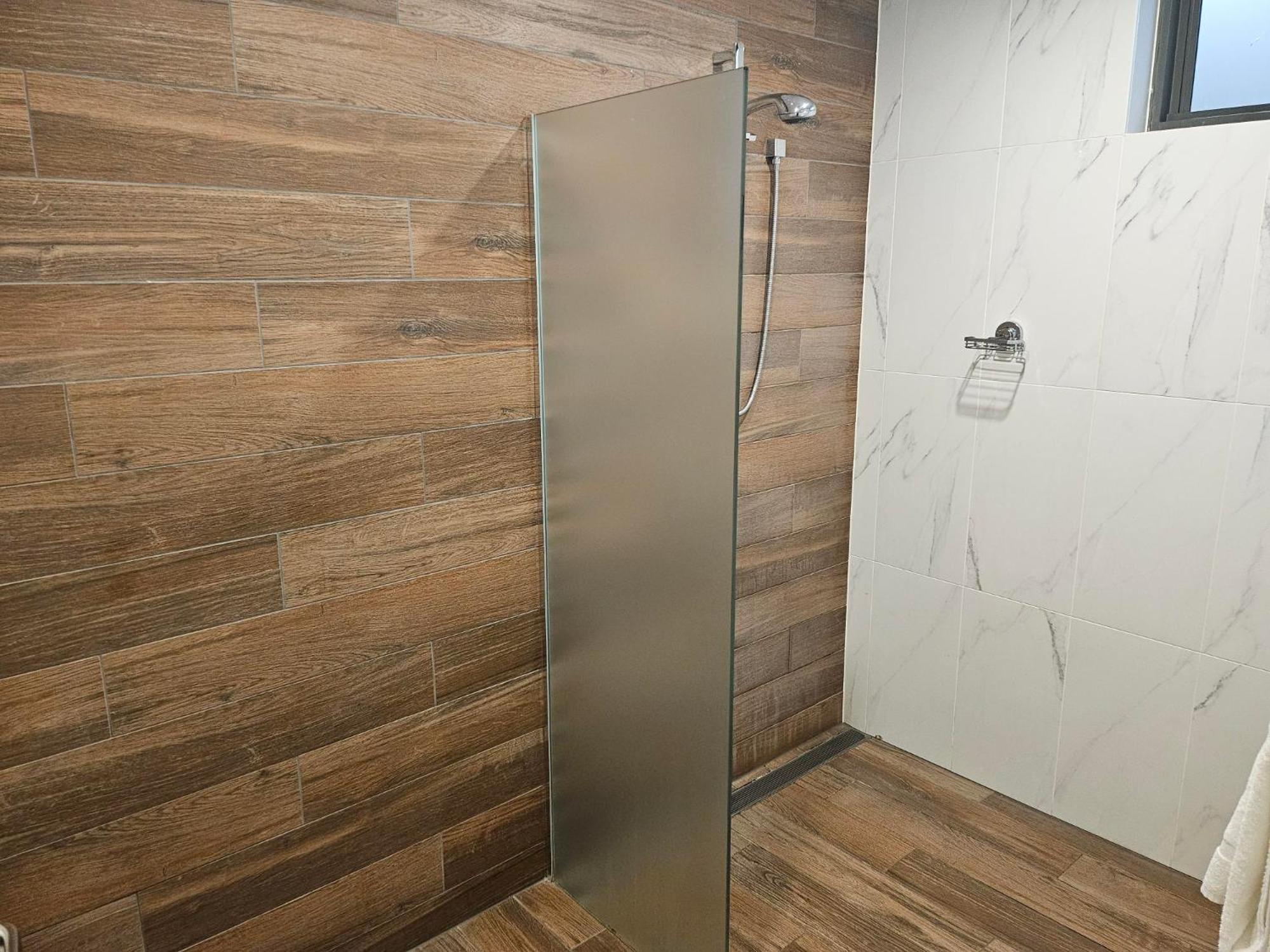 Altitude On Montville Extérieur photo A shower with a fixed shower head