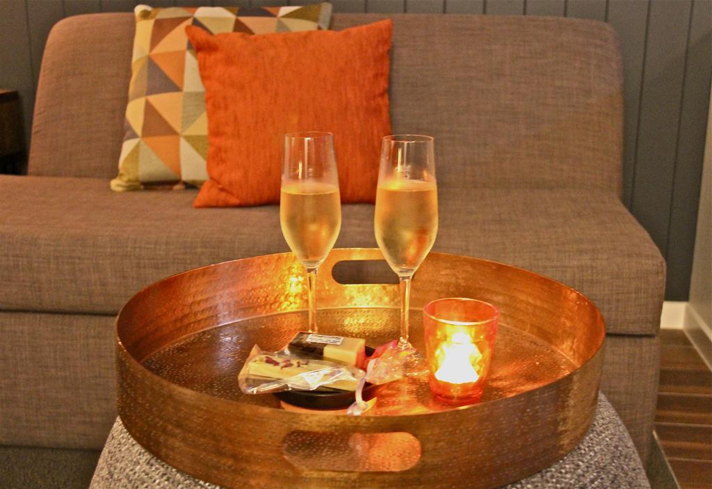 Altitude On Montville Extérieur photo A wooden tray